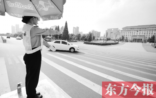 昨日，駐馬店市開(kāi)源大道，女交警冒高溫指揮交通