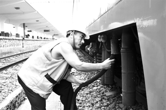 昨日，商丘火車(chē)站給水員在烈日下工作