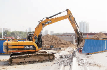南陽路、北環(huán)快速路立交橋將進行封閉施工，圖為工人正在拆除隔離欄