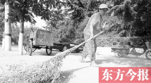 昨天下午4點，新鄭市溱水路，64歲的陳明花正在打掃衛(wèi)生，這一段曾是靳春波負(fù)責(zé)的路段