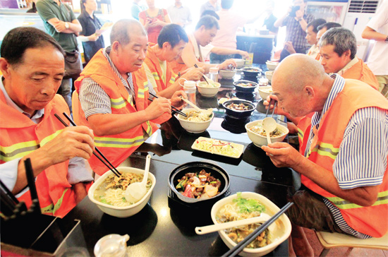 8月18日中午，鄭州市商城路一家飯店邀請(qǐng)33位一線環(huán)衛(wèi)工免費(fèi)吃頓飯