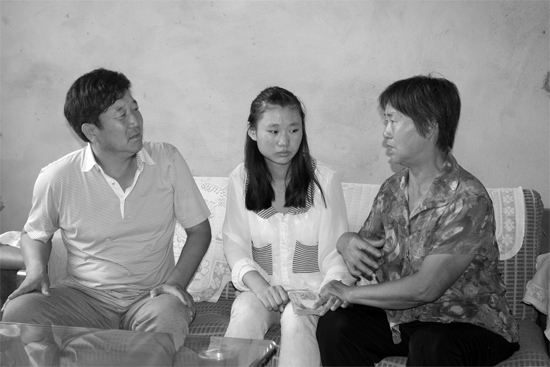 “商丘最美女兒”李丹（中）捐骨髓救母，愛心人士（左）送來1萬元愛心款