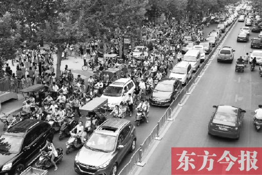 鄭州市城東路上，因?yàn)楦浇鼉伤W(xué)開學(xué)，造成交通大擁堵