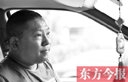 鄧太和帶父親去看病，兩天都沒打開過出租車后備廂