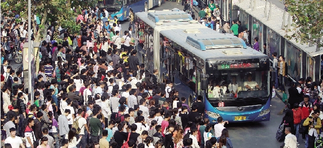 鄭州火車站，等候公交車的人們 東方今報(bào)記者 劉棟杰圖