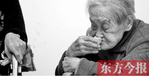 在鄭州惠濟(jì)區(qū)紅樹林老年療養(yǎng)院內(nèi)，一位老人在吃蛋糕