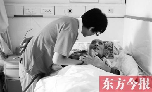 10月11日，鄭州愛馨養(yǎng)老集團。護工對老人無微不至地關(guān)懷照顧