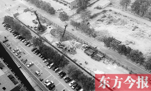 鄭州市隴?？焖俾方ㄔO(shè)已經(jīng)開工，昆侖路與華山路之間的道路已經(jīng)封閉