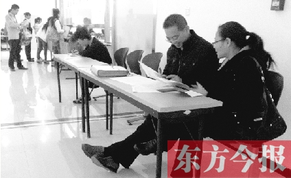 　　10月16日，鄭州市社保中心辦事大廳，新增的桌椅方便了前來辦理手續(xù)的市民