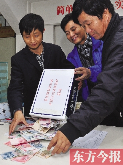 11月2日，鄭州眾多出租車司機為成都身患重病的的哥鄺德生募捐