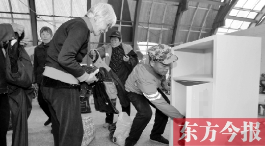 11月5日，孫德坤把棉衣送到今報的一處“愛有所衣”站點