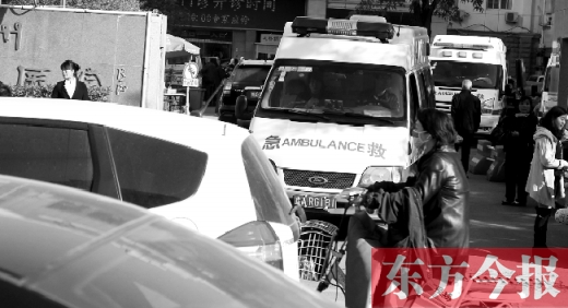 馬路上的機(jī)動(dòng)車越來(lái)越多，臨著大路鄭州市第一人民醫(yī)院門(mén)口，出急診的救護(hù)車常常遭遇堵車