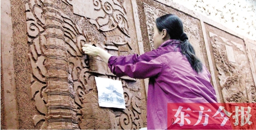 昨天上午，鄭州雕塑壁畫院的藝術(shù)家們正在創(chuàng)作鄭州地鐵文化主題墻的雕塑作品