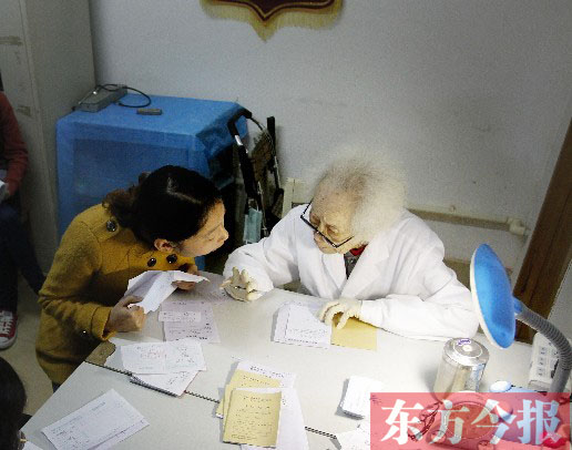 昨日，97歲的“醫(yī)生奶奶”胡佩蘭在給患者看病
