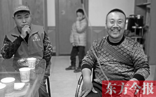 12月2日，“豫殘聯(lián)盟”辦公室里，袁海軍打著點滴與殘疾人朋友們探討著接下來的公益事業(yè)