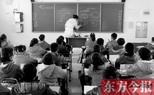 一位老師在給學(xué)生們上課。近日，教育部發(fā)布規(guī)定，再次強(qiáng)調(diào)“師德紅線”