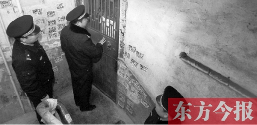 12月3日，鄭州市隴海路。執(zhí)法人員欲進(jìn)入一戶未辦狗證的居民家中，強(qiáng)行將狗帶走