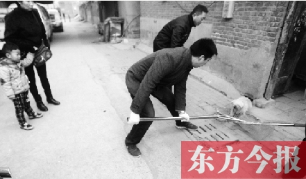 12月3日，鄭州市隴海路。執(zhí)法人員對一只“辦了證卻不系繩”的狗進(jìn)行捕捉