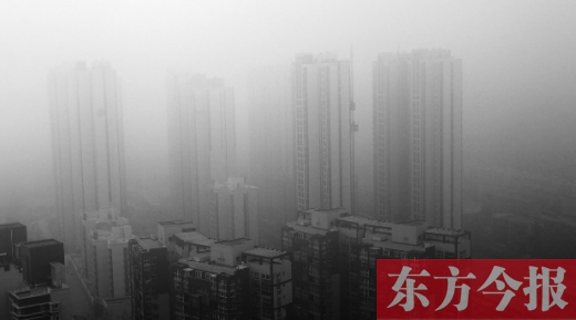 昨天早上，鄭州氣象臺發(fā)布大霧紅色預(yù)警，在霧霾籠罩下，鄭州市區(qū)的高樓大廈隱約可見