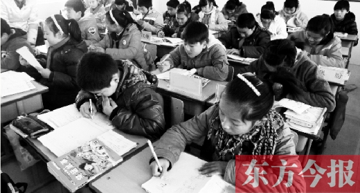 一所學(xué)校的學(xué)生們?cè)谏险n中。鄭州、新鄉(xiāng)成為國(guó)家中小學(xué)教育質(zhì)量綜合評(píng)價(jià)改革實(shí)驗(yàn)區(qū)