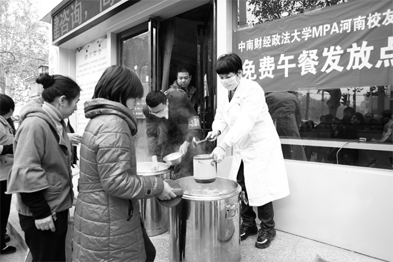 鄭州市經(jīng)一路和緯五路交叉口，免費午餐吸引了很多人排隊
