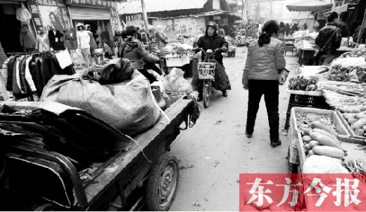 和所有的都市村莊一樣，老鴉陳也充滿著形形色色的人，窄窄的巷子因占道經營變得更加狹窄