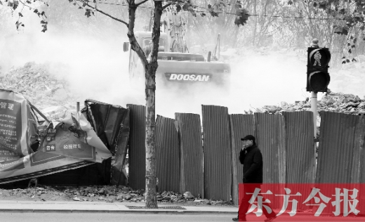 昨日，鄭州市未來路與緯四路交叉口一工地施工不除塵，加重了空氣污染