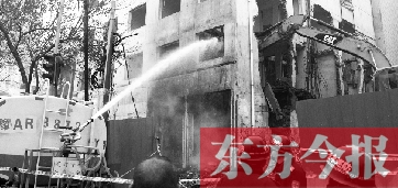 昨天早上8點半，鄭州市農(nóng)業(yè)路一拆遷工地，用兩臺噴水車噴水除塵，有效地阻止了施工揚塵