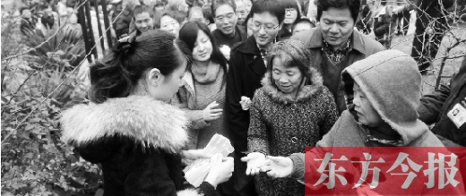 12月8日，鄭州市民排隊(duì)領(lǐng)取地鐵試乘劵。
