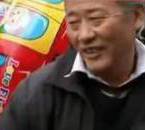 采訪我先買個氣球吧！大爺霸氣回答