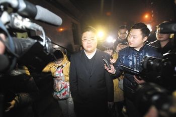 1月15日，重慶，庭審結(jié)束，張貴英的辯護(hù)律師接受媒體采訪。