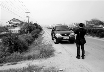 3月30日，一輛用來(lái)掃墓的軍車(chē)停放在合肥市小蜀山公墓附近。新華社發(fā)