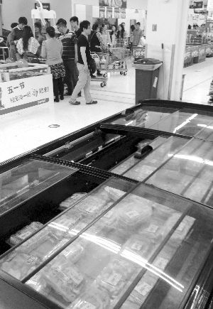 新街口某超市羊肉卷柜臺無人問津。
