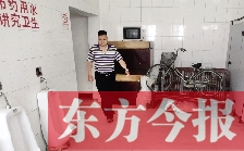 男廁中擺放的電視機(jī)、柜子、自行車等物品
