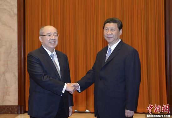 中共中央總書記習(xí)近平13日下午在北京人民大會堂會見了中國國民黨榮譽(yù)主席吳伯雄率領(lǐng)的國民黨大陸訪問團(tuán)一行。中新社發(fā) 廖攀 攝