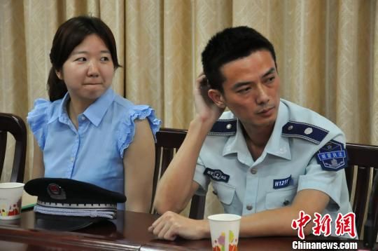 圖為參與“體驗(yàn)式執(zhí)法”的兩名城管隊(duì)員?！埱邸z