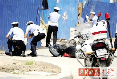 　一名歹徒被抓獲，另一名歹徒持槍劫持了一名門衛(wèi)。