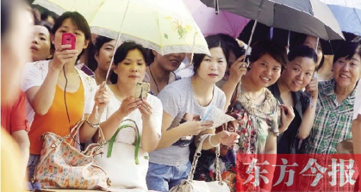 7月6日，鄭州市文化路省實(shí)驗(yàn)中學(xué)小升初測評點(diǎn)，家長們聚集在一起，焦急地等待自己的孩子走出考場 劉棟杰