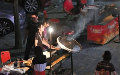 7月4日，青年路國美第一城小區(qū)附近的夜市臨街露天燒烤攤。