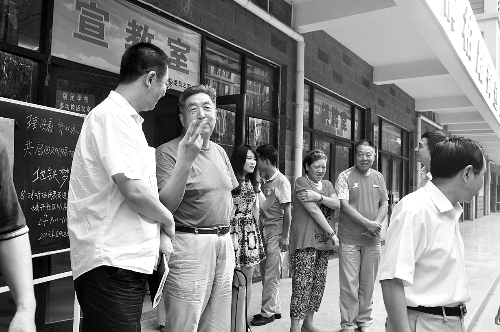 盧法舜（左二）伸出兩根手指，建議實行2元通票制。