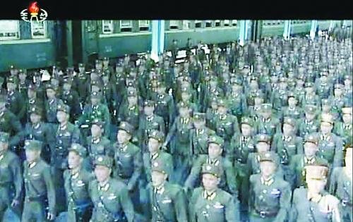 約2萬名朝鮮朝鮮人民軍基層軍官近日陸續(xù)抵達(dá)平壤，準(zhǔn)備出席軍方大會。