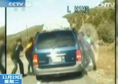 雷爾與警察爭執(zhí)，費(fèi)雷爾兒子下車試圖保護(hù)媽媽。