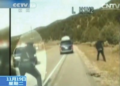費(fèi)雷爾駕車逃走，警察連開數(shù)槍。央視截圖