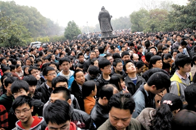去年3月16日，武漢華中科技大學(xué)，“北約”、“華約”、“卓越”聯(lián)盟自主招生選拔考試湖北考點(diǎn)，考生等待進(jìn)場。 圖/CFP