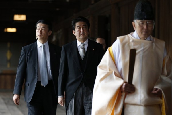 當?shù)貢r間2013年12月26日，日本東京，日本首相安倍晉三抵達靖國神社。
