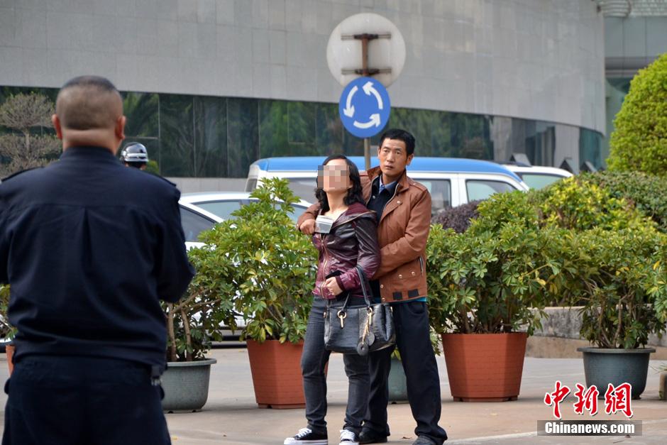 圖為劫持者與警方談判中。