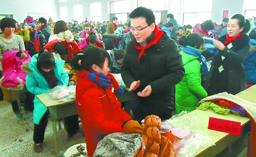 1月20日，省直團(tuán)工委組織19個(gè)省直廳局的38名青年干部，來(lái)到三門(mén)峽市澠池縣果園鄉(xiāng)，開(kāi)展“大手拉小手