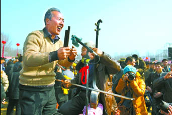 2月22日，寶豐馬街書會(huì)上，說(shuō)書藝人正在表演。記者 史長(zhǎng)來(lái) 攝