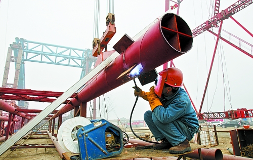 2月25日，在跨越南水北調(diào)總干渠的鄭州新鄭南段十里鋪公路橋施工現(xiàn)場(chǎng)，建設(shè)者在緊張地施工。