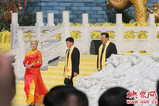 　河南省委書記、省人大常委會主任郭庚茂，河南省省長謝伏瞻敬獻花籃。映象網(wǎng)記者 邵恰 攝
